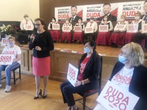 14.06.2020. Sandomierz. Akcja „Łączy nas Polska”. Na zdjęciu (przy mikrofonie): Agata Wojtyszek - poseł PiS / Grażyna-Szlęzak-Wójcik / Radio Kielce