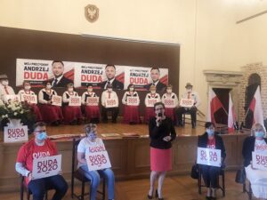 14.06.2020. Sandomierz. Akcja „Łączy nas Polska”. Na zdjęciu (przy mikrofonie): Agata Wojtyszek - poseł PiS / Grażyna-Szlęzak-Wójcik / Radio Kielce