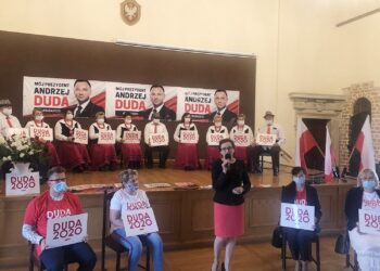 14.06.2020. Sandomierz. Akcja „Łączy nas Polska”. Na zdjęciu (przy mikrofonie): Agata Wojtyszek - poseł PiS / Grażyna-Szlęzak-Wójcik / Radio Kielce