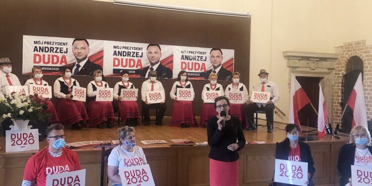 14.06.2020. Sandomierz. Akcja „Łączy nas Polska”. Na zdjęciu (przy mikrofonie): Agata Wojtyszek - poseł PiS / Grażyna-Szlęzak-Wójcik / Radio Kielce