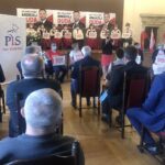 14.06.2020. Sandomierz. Akcja „Łączy nas Polska”. Na zdjęciu (przy mikrofonie): Agata Wojtyszek - poseł PiS / Grażyna-Szlęzak-Wójcik / Radio Kielce