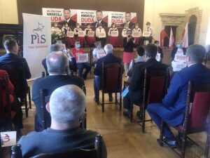 14.06.2020. Sandomierz. Akcja „Łączy nas Polska”. Na zdjęciu (przy mikrofonie): Agata Wojtyszek - poseł PiS / Grażyna-Szlęzak-Wójcik / Radio Kielce