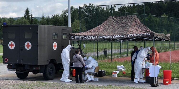 23.06.2020. Bieliny. Mobilny punkt pobierania wymazów. Badanie pracowników sezonowych / 10. Świętokrzyska Brygada Obrony Terytorialnej