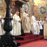 19.06.2020. Sandomierz. Bazylika katedralna. Święcenia kapłańskie. Na zdjęciu (od lewej): Edward Frankowski - biskup senior diecezji sandomierskiej, Krzysztof Nitkiewicz - biskup ordynariusz diecezji sandomierskiej / Grażyna-Szlęzak-Wójcik / Radio Kielce