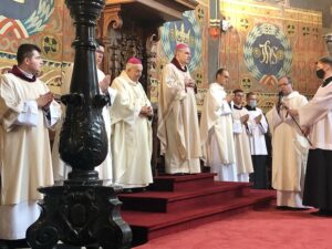 19.06.2020. Sandomierz. Bazylika katedralna. Święcenia kapłańskie. Na zdjęciu (od lewej): Edward Frankowski - biskup senior diecezji sandomierskiej, Krzysztof Nitkiewicz - biskup ordynariusz diecezji sandomierskiej / Grażyna-Szlęzak-Wójcik / Radio Kielce