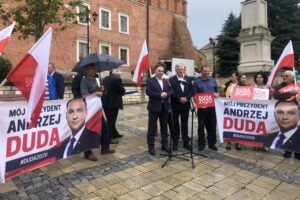 21.06.2020. Sandomierz. Akcja „Łączy nas Polska”. Na zdjęciu (w środku): Marek Kwitek - poseł PiS i Tomasz Zieliński - poseł PiS / Grażyna Szlęzak-Wójcik / Radio Kielce