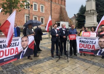 21.06.2020. Sandomierz. Akcja „Łączy nas Polska”. Na zdjęciu (w środku): Marek  Kwitek - poseł PiS i Tomasz Zieliński - poseł PiS / Grażyna Szlęzak-Wójcik / Radio Kielce