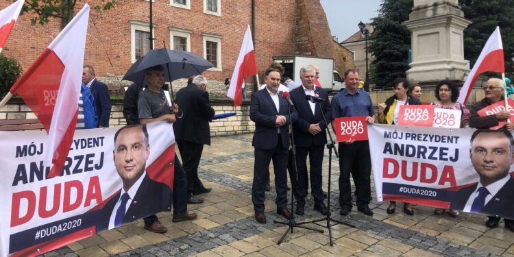 21.06.2020. Sandomierz. Akcja „Łączy nas Polska”. Na zdjęciu (w środku): Marek  Kwitek - poseł PiS i Tomasz Zieliński - poseł PiS / Grażyna Szlęzak-Wójcik / Radio Kielce