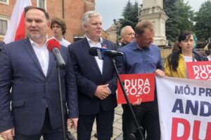 21.06.2020. Sandomierz. Akcja „Łączy nas Polska” . Na zdjęciu (od lewej): Marek Kwitek - poseł PiS i Tomasz Zieliński - poseł PiS / Grażyna Szlęzak-Wójcik / Radio Kielce