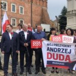21.06.2020. Sandomierz. Akcja „Łączy nas Polska”. Na zdjęciu (po lewej): Marek  Kwitek - poseł PiS i Tomasz Zieliński - poseł PiS / Grażyna Szlęzak-Wójcik / Radio Kielce