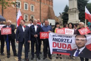 21.06.2020. Sandomierz. Akcja „Łączy nas Polska”. Na zdjęciu (po lewej): Marek Kwitek - poseł PiS i Tomasz Zieliński - poseł PiS / Grażyna Szlęzak-Wójcik / Radio Kielce