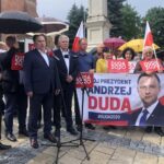 21.06.2020. Sandomierz. Akcja „Łączy nas Polska”. Na zdjęciu (w środku): Marek  Kwitek - poseł PiS i Tomasz Zieliński - poseł PiS / Grażyna Szlęzak-Wójcik / Radio Kielce