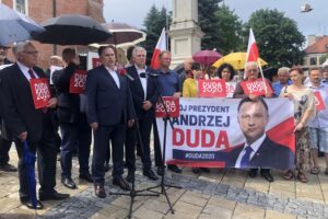 21.06.2020. Sandomierz. Akcja „Łączy nas Polska”. Na zdjęciu (w środku): Marek Kwitek - poseł PiS i Tomasz Zieliński - poseł PiS / Grażyna Szlęzak-Wójcik / Radio Kielce