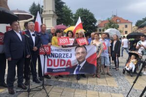 21.06.2020. Sandomierz. Akcja „Łączy nas Polska”. Na zdjęciu (po lewej): Marek Kwitek - poseł PiS i Tomasz Zieliński - poseł PiS / Grażyna Szlęzak-Wójcik / Radio Kielce