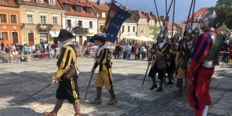 21.06.2020. Sandomierz. Inscenizacja Chorągwi Rycerstwa Ziemi Sandomierskiej / Grażyna Szlęzak-Wójcik / Radio Kielce