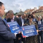 25.06.2020. Sandomierz. Przekazanie czeków gminom powiatu sandomierskiego z rządowego Funduszu Inwestycji Samorządowych. Na zdjęciu (od lewej): Marek Kwitek - poseł PiS, Aleksandra Klubińska -  burmistrz Koprzywnicy i Marek Łukaszek - wójt gminy Dwikozy / Grażyna-Szlęzak-Wójcik / Radio Kielce