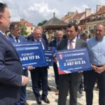 25.06.2020. Sandomierz. Przekazanie czeków gminom powiatu sandomierskiego z rządowego Funduszu Inwestycji Samorządowych. Na zdjęciu (od lewej): Marek Kwitek - poseł PiS i Marek Goździewski -   burmistrz Klimontowa / Grażyna-Szlęzak-Wójcik / Radio Kielce