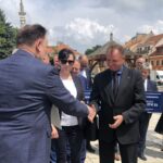 25.06.2020. Sandomierz. Przekazanie czeków gminom powiatu sandomierskiego z rządowego Funduszu Inwestycji Samorządowych. Na zdjęciu (od lewej): Marek Kwitek - poseł PiS, Anna Glibowska i Waldemar Maruszczak - radni powiatu sandomierskiego / Grażyna-Szlęzak-Wójcik / Radio Kielce