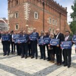 25.06.2020. Sandomierz. Przekazanie czeków gminom powiatu sandomierskiego z rządowego Funduszu Inwestycji Samorządowych / Grażyna-Szlęzak-Wójcik / Radio Kielce