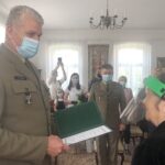 26.06.2020. Sandomierz. Awans na porucznika dla Alicji Kaszyńskiej. Na zdjęciu (od lewej): płk Jarosław Molisak - szef Wojewódzkiego Sztabu Wojskowego w Kielcach i Alicja Kaszyńska / Grażyna Szlęzak-Wójcik / Radio Kielce