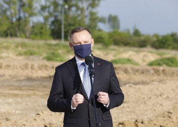 27.05.2020. Grzybów. Wizyta prezydenta Andrzeja Dudy. Na zdjęciu: prezydent Andrzej Duda / Jarosław Kubalski / Radio Kielce