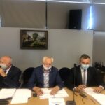 30.06.2020 Sandomierz. Sesja absolutoryjna powiatu. Od lewej: Tomasz Huk - przewodniczący Rady Powiatu, Witold Stefaniak wiceprzewodniczący rady powiatu, Marcin Piwnik - starosta sandomierski / Grażyna Szlęzak-Wójcik / Radio Kielce