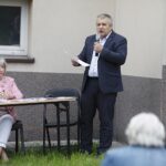 14.06.2020. Belno. Spotkanie mieszkańców z władzami gminy i kierownictwem Miejskiego Przedsiębiorstwa Komunikacji w Kielcach. Na zdjęciu: Elżbieta Śreniawska, prezes MPK Kielce i Bogdan Latosiński - przewodniczący Związku Zawodowego Pracowników Transportu Publicznego MPK / Jarosław Kubalski / Radio Kielce