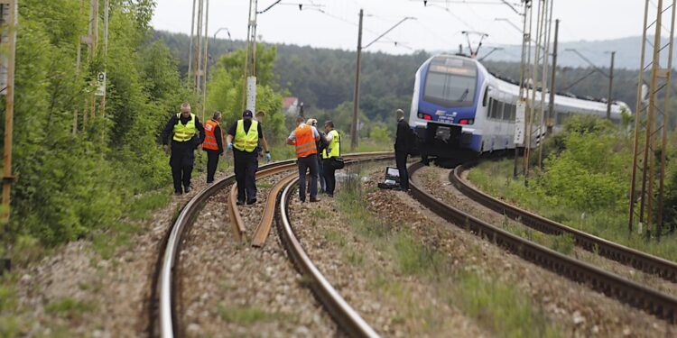 Tragedia na torach. Mężczyzna wtargnął pod nadjeżdżający pociąg