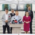 26.06.2020. Kielce. Konferencja przed siedzibą Wojewódzkiego Funduszu Ochrony Środowiska i Gospodarki Wodnej. Na zdjęciu (od lewej): Krzysztof Słoń - senator PiS, Zbigniew Koniusz - wojewoda świętokrzyski, Ryszard Gliwiński - prezes zarządu WFOŚiGW, Anna Krupka - poseł PiS, wiceminister sportu, Grzegorz Socha - zastępca prezesa zarządu WFOŚiGW / Jarosław Kubalski / Radio Kielce