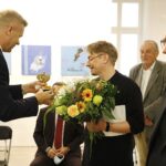 26.06.2020 Kielce. Wręczenie nagród w konkursie „Przedwiośnie 2020”. Prezydent Kielc Bogdan Wenta wręcza nagrodę Rafałowi Urbańskiemu / Jarosław Kubalski / Radio Kielce