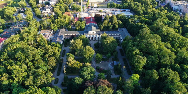 07.07.2019 Busko - Zdrój. Park zdrojowy i sanatorium Marconi / Jarosław Kubalski / Radio Kielce