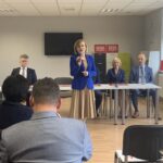 24.06.2020 Samsonów. Spotkanie wiceminister sportu Anny Krupki z mieszkańcami Samsonowa. W akcji „Łączy nas Polska” wzięli udział także wicemarszałek województwa Renata Janik, starosta kielecki Mirosław Gębski oraz Wojciech Ślefarski, wójt Zagnańska. / Monika Miller / Radio Kielce