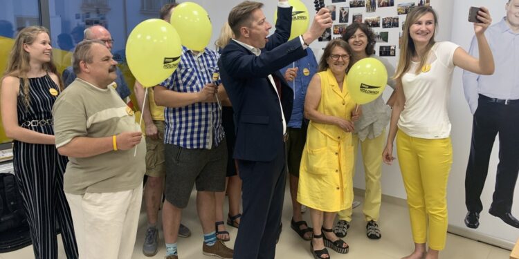 28.06.2020. Kielce. Sztab Szymona Hołowni. Na zdjęciu (w środku): Rafał Kasprzyk, lider Ekipy Szymona w województwie świętokrzyskim / Monika Miller / Radio Kielce