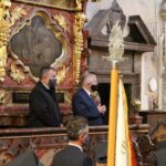 01.06.2020 Skalbmierz. Msza święta w 30. rocznicę samorządu terytorialnego. Na zdjęciu (od lewej): Marek Juszczyk – burmistrz Skalbmierza i poseł Krzysztof Lipiec / Marta Gajda / Radio Kielce