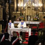 01.06.2020 Skalbmierz. Msza święta w 30. rocznicę samorządu terytorialnego. Na zdjęciu (od lewej): ks. Marian Fatyga - proboszcz parafii św. Jana Chrzciciela w Skalbmierzu, ksiądz Dariusz Kozak - proboszcz parafii św. Mikołaja w Małoszowie i ks. Jacek Rembas - proboszcz parafii pw. Wniebowzięcia NMP w Topoli / Marta Gajda / Radio Kielce