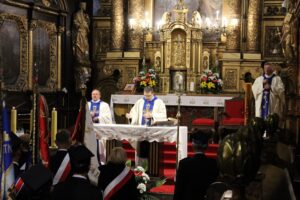 01.06.2020 Skalbmierz. Msza święta w 30. rocznicę samorządu terytorialnego. Na zdjęciu (od lewej): ks. Marian Fatyga - proboszcz parafii św. Jana Chrzciciela w Skalbmierzu, ksiądz Dariusz Kozak - proboszcz parafii św. Mikołaja w Małoszowie i ks. Jacek Rembas - proboszcz parafii pw. Wniebowzięcia NMP w Topoli / Marta Gajda / Radio Kielce