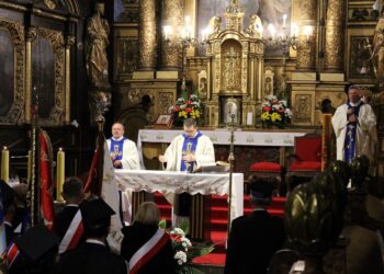 01.06.2020 Skalbmierz. Msza święta w 30. rocznicę samorządu terytorialnego. Na zdjęciu (od lewej): ks. Marian Fatyga - proboszcz parafii św. Jana Chrzciciela w Skalbmierzu, ksiądz Dariusz Kozak - proboszcz parafii św. Mikołaja w Małoszowie i ks. Jacek Rembas - proboszcz parafii pw. Wniebowzięcia NMP w Topoli / Marta Gajda / Radio Kielce