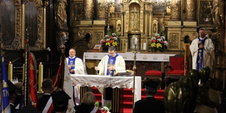 01.06.2020 Skalbmierz. Msza święta w 30. rocznicę samorządu terytorialnego. Na zdjęciu (od lewej): ks. Marian Fatyga - proboszcz parafii św. Jana Chrzciciela w Skalbmierzu, ksiądz Dariusz Kozak - proboszcz parafii św. Mikołaja w Małoszowie i ks. Jacek Rembas - proboszcz parafii pw. Wniebowzięcia NMP w Topoli / Marta Gajda / Radio Kielce