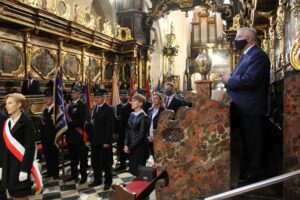 01.06.2020 Skalbmierz. Msza święta w 30. rocznicę samorządu terytorialnego. Na zdjęciu (z prawej): poseł Krzysztof Lipiec / Marta Gajda / Radio Kielce