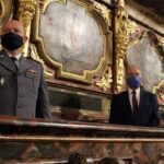 01.06.2020 Skalbmierz. Msza święta w 30. rocznicę samorządu terytorialnego. Na zdjęciu (od lewej): Jacek Piwowarski – zastępca komendanta Komendy Powiatowej Policji w Kazimierzy Wielkiej i Leszek Śmiech – przewodniczący skalbmierskiej rady miasta / Marta Gajda / Radio Kielce