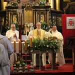 06.06.2020 Działoszyce. Kościół pw. świętej Trójcy. Jubileusz 800-lecia parafii. Na zdjęciu (od lewej): ks. Dariusz Gącik - wikariusz generalny diecezji kieleckiej, biskup Jan Piotrowski i Andrzej Jankoski – proboszcz parafii pw. świętej Trójcy / Marta Gajda / Radio Kielce