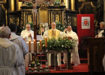 06.06.2020 Działoszyce. Kościół pw. świętej Trójcy. Jubileusz 800-lecia parafii. Na zdjęciu (od lewej): ks. Dariusz Gącik - wikariusz generalny diecezji kieleckiej, biskup Jan Piotrowski i Andrzej Jankoski – proboszcz parafii pw. świętej Trójcy / Marta Gajda / Radio Kielce