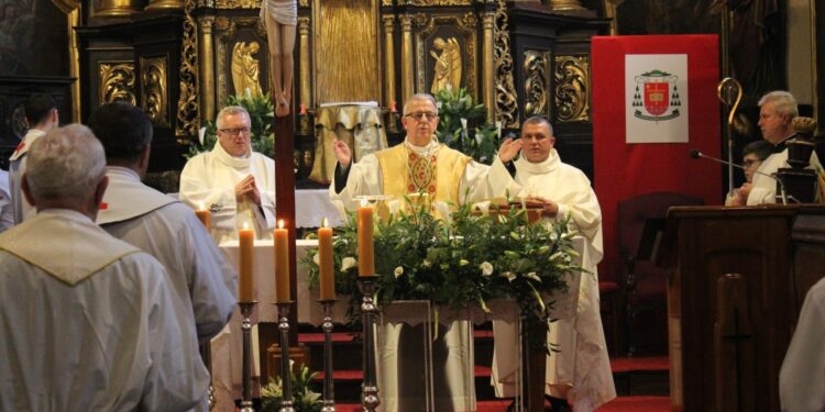 06.06.2020 Działoszyce. Kościół pw. świętej Trójcy. Jubileusz 800-lecia parafii. Na zdjęciu (od lewej): ks. Dariusz Gącik - wikariusz generalny diecezji kieleckiej, biskup Jan Piotrowski i Andrzej Jankoski – proboszcz parafii pw. świętej Trójcy / Marta Gajda / Radio Kielce