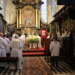 06.06.2020 Działoszyce. Kościół pw. świętej Trójcy. Jubileusz 800-lecia parafii. Na zdjęciu (od lewej): ks. Dariusz Gącik - wikariusz generalny diecezji kieleckiej, biskup Jan Piotrowski i Andrzej Jankoski – proboszcz parafii pw. świętej Trójcy / Marta Gajda / Radio Kielce