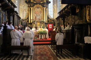 06.06.2020 Działoszyce. Kościół pw. świętej Trójcy. Jubileusz 800-lecia parafii. Na zdjęciu (od lewej): ks. Dariusz Gącik - wikariusz generalny diecezji kieleckiej, biskup Jan Piotrowski i Andrzej Jankoski – proboszcz parafii pw. świętej Trójcy / Marta Gajda / Radio Kielce