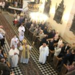 06.06.2020 Działoszyce. Kościół pw. świętej Trójcy. Jubileusz 800-lecia parafii. Na zdjęciu (od lewej): Andrzej Jankoski – proboszcz parafii pw. świętej Trójcy, biskup Jan Piotrowski i ks. Dariusz Gącik - wikariusz generalny diecezji kieleckiej / Marta Gajda / Radio Kielce