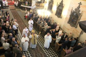 06.06.2020 Działoszyce. Kościół pw. świętej Trójcy. Jubileusz 800-lecia parafii. Na zdjęciu (od lewej): Andrzej Jankoski – proboszcz parafii pw. świętej Trójcy, biskup Jan Piotrowski i ks. Dariusz Gącik - wikariusz generalny diecezji kieleckiej / Marta Gajda / Radio Kielce