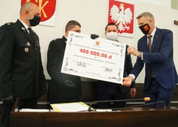 Prezydent Kielc Bogdan Wenta przekazuje strażakom bon na kwotę 400 tys. zł / Urząd Miasta Kielce