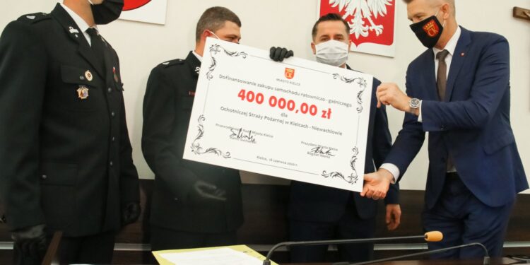 Prezydent Kielc Bogdan Wenta przekazuje strażakom bon na kwotę 400 tys. zł / Urząd Miasta Kielce