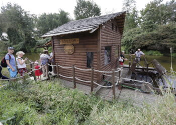 10.09.2017 Tokarnia. Park Etnograficzny.  Święto Chleba. Młyn wodny "Bźdźiel" został przekazany dla klubu wodnego Kon-Tiki i zacumuje na zalewie w Pińczowie. / Jarosław Kubalski / Radio Kielce